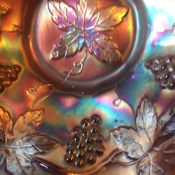 Carnival glass: outstanding grape & vine motif in mint condition; scalloped - Picture 3 of 10